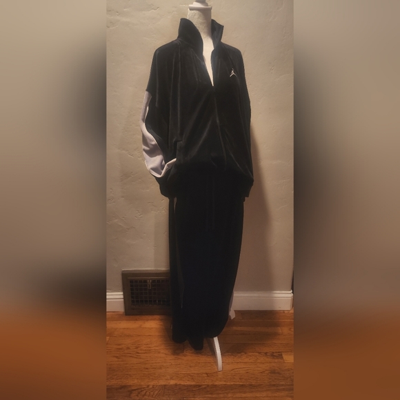 LIKE NEW! Jordan Flight Women’s Velour Outfit 2-Piece Set - Picture 2 of 7